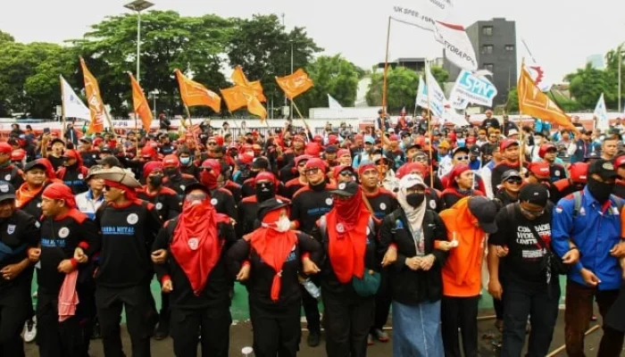 Buruh Indonesia Menghadapi Tantangan Baru: PHK Massal dan Perjuangan Hak