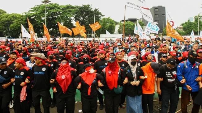 Buruh Indonesia Menghadapi Tantangan Baru: PHK Massal dan Perjuangan Hak