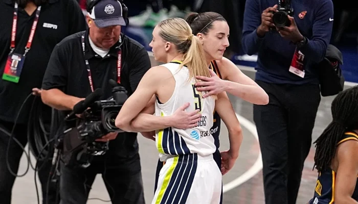 Caitlin Clark Dibela oleh Paige Bueckers, ‘Tekanan yang Dihadapinya Tidak Masuk Akal’