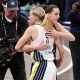 Caitlin Clark Dibela oleh Paige Bueckers, ‘Tekanan yang Dihadapinya Tidak Masuk Akal’