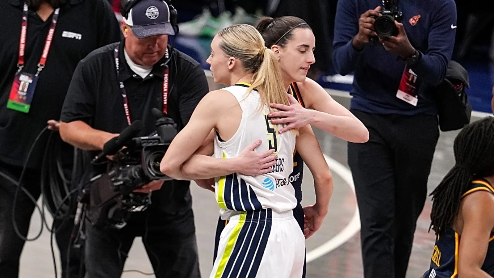 Caitlin Clark Dibela oleh Paige Bueckers, 'Tekanan yang Dihadapinya Tidak Masuk Akal'