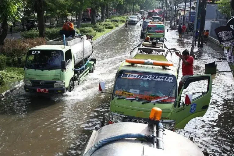 Cuaca Surabaya Hari Ini: Hujan Ekstrem dan Banjir Mengancam Warga