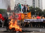 Demo Kenaikan Harga BBM di Cikini Raya: Massa Bakar Ban dan Ganggu Lalu Lintas
