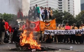 Demo Kenaikan Harga BBM di Cikini Raya: Massa Bakar Ban dan Ganggu Lalu Lintas