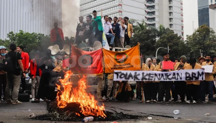 Demo Kenaikan Harga BBM di Cikini Raya: Massa Bakar Ban dan Ganggu Lalu Lintas