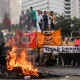 Demo Kenaikan Harga BBM di Cikini Raya: Massa Bakar Ban dan Ganggu Lalu Lintas