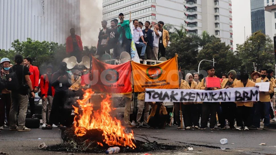 Demo Kenaikan Harga BBM di Cikini Raya: Massa Bakar Ban dan Ganggu Lalu Lintas
