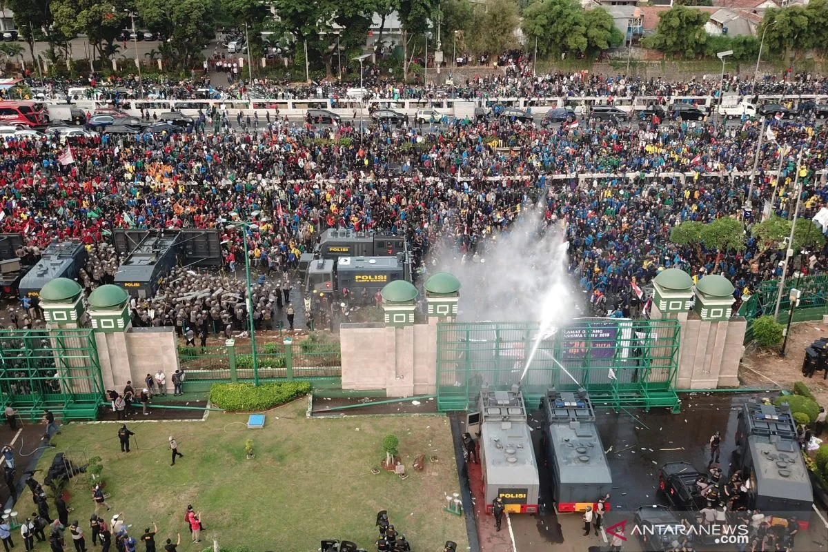 Demo Mahasiswa di Blitar Ricuh, Mahasiswa dan Polisi Terlibat Bentrokan