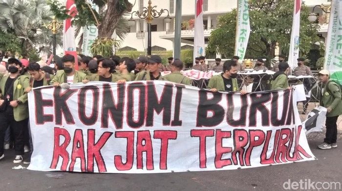 Demo Mahasiswa di Jakarta: Tuntutan Perbaikan Ekonomi dan Kritik Kepada Pemerintah