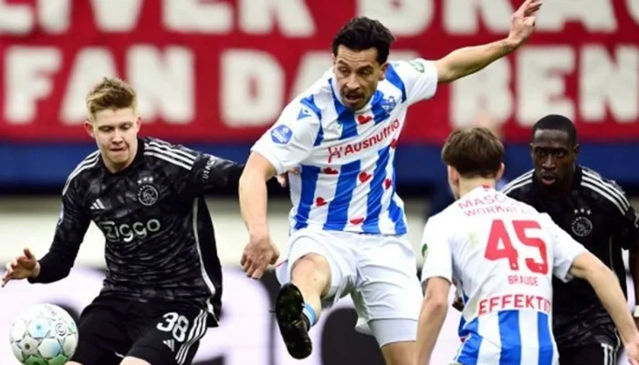 Heerenveen vs Ajax: Pertarungan Sengit di Lapangan Sepak Bola