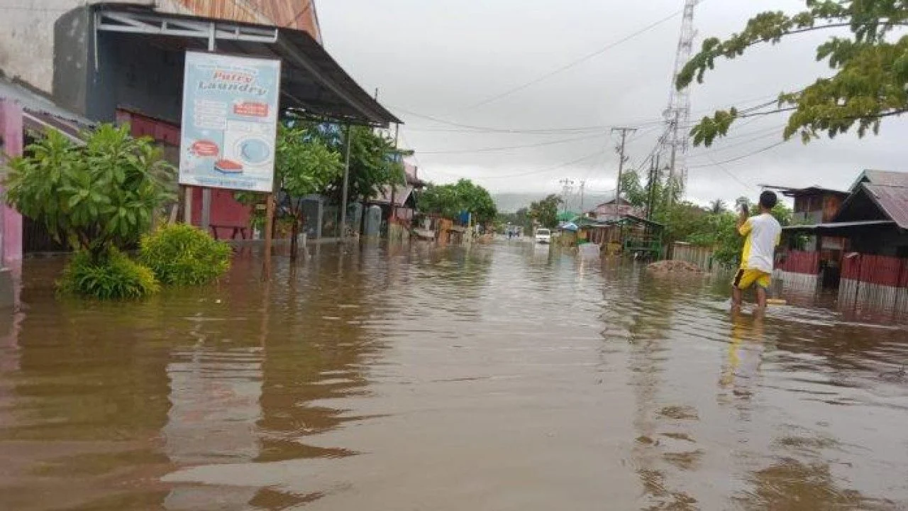 Hujan Melanda Indonesia: Dari Banjir di Parigi Moutong hingga Taman Hujan di Surabaya