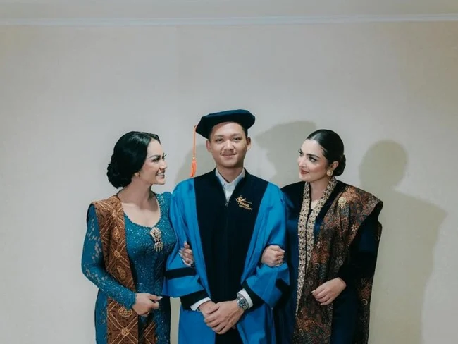 Keluarga Hermansyah Kompak Wisuda Bersama di Universitas Airlangga, Ashanty Raih Gelar Doktor