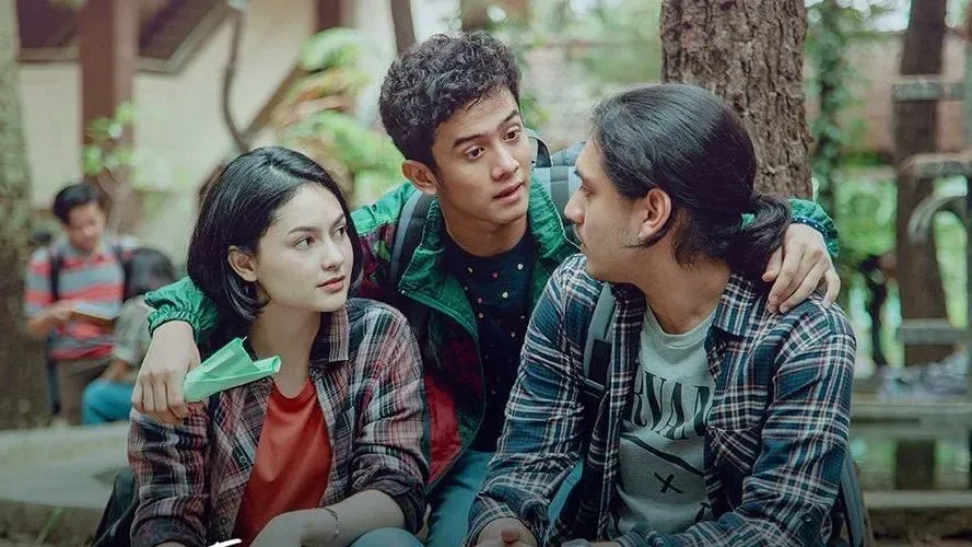Lautan Cinta: Kisah Cinta Segitiga dan Perjalanan Menemukan Jati Diri