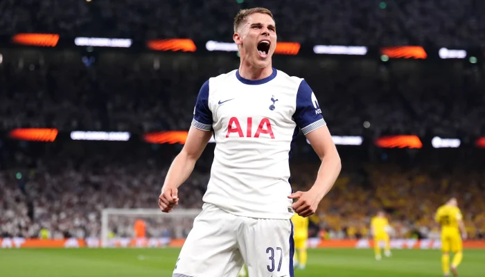 Micky van de Ven dan Tottenham: Antara Pujian dan Kontroversi