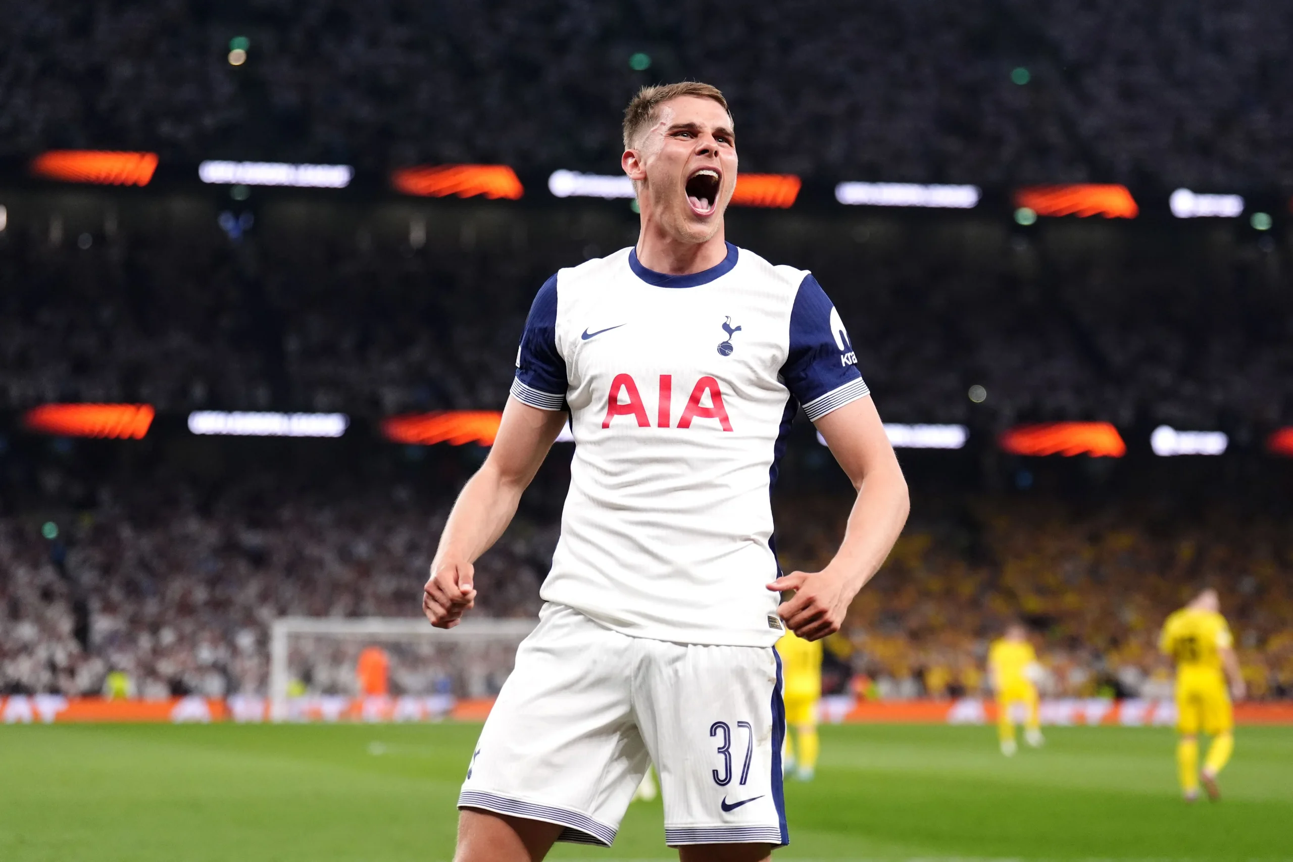 Micky van de Ven dan Tottenham: Antara Pujian dan Kontroversi