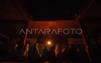 Pemadaman Listrik Melanda Sumedang: Warga Terpaksa Menggunakan Lilin