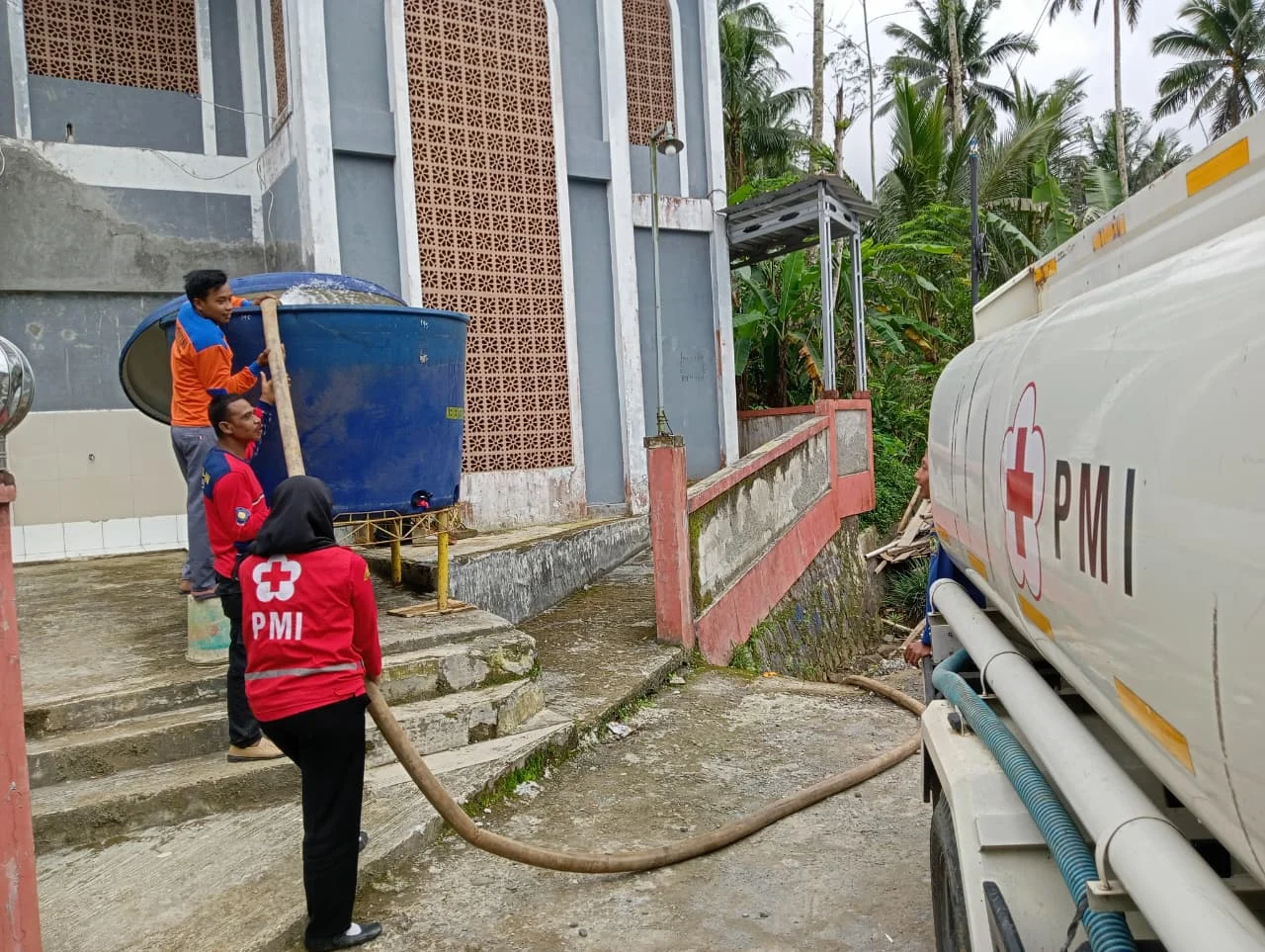 Pemadaman Listrik Picu Krisis Air di Medan, Warga Protes Damkar Pasok Air ke Rumah Pejabat