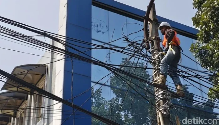 Pemkot Bandung Tunda Pemotongan Kabel Udara di Asia Afrika
