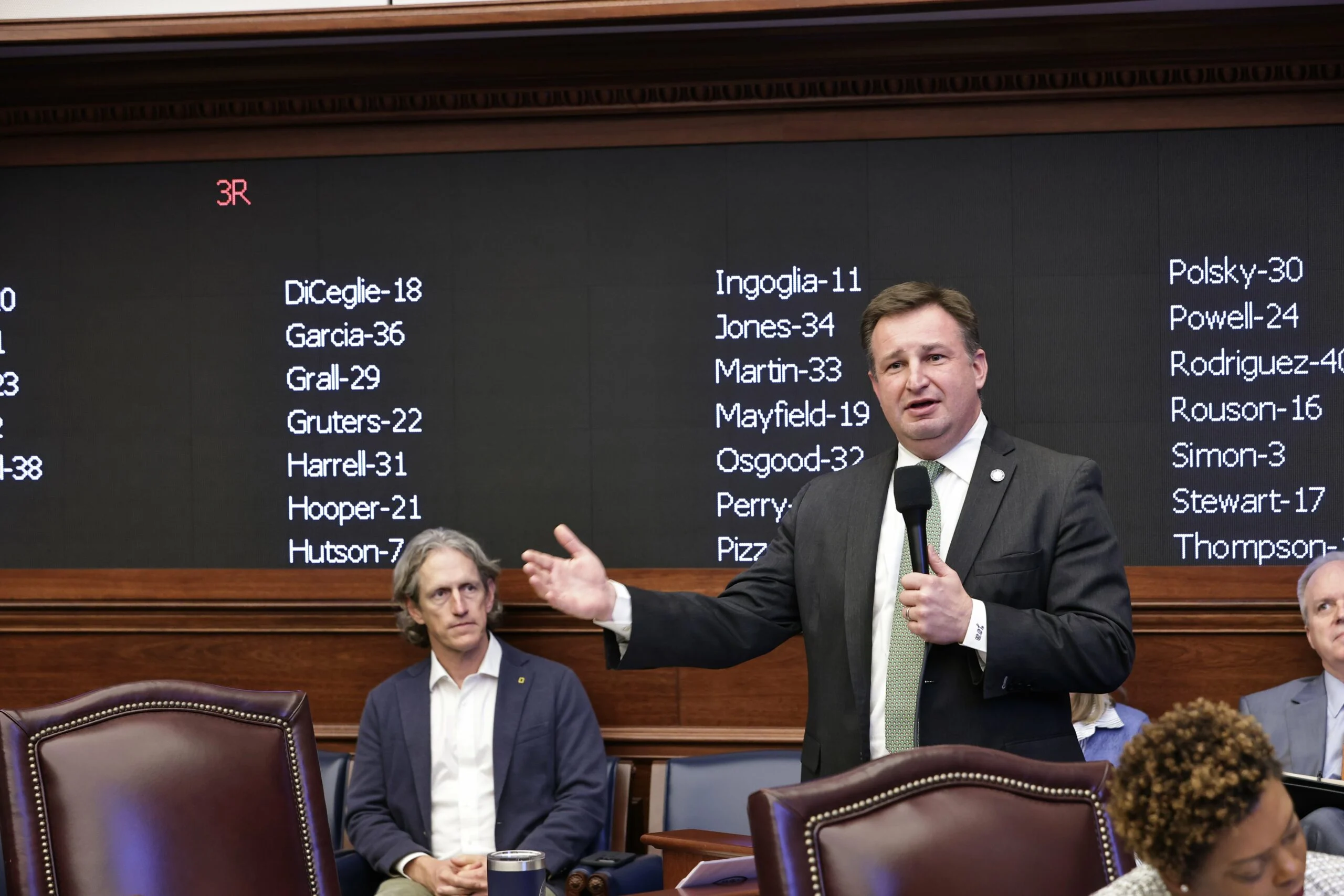 Pertarungan Politik di Seminole: Maitland Mayor Lowndes Tantang Brodeur untuk Senate Seat