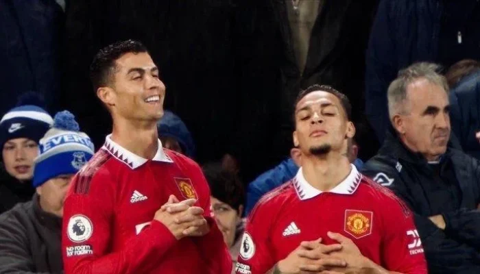 Ronaldo dan Davies, Dua Wajah Berbeda di Dunia Sepakbola