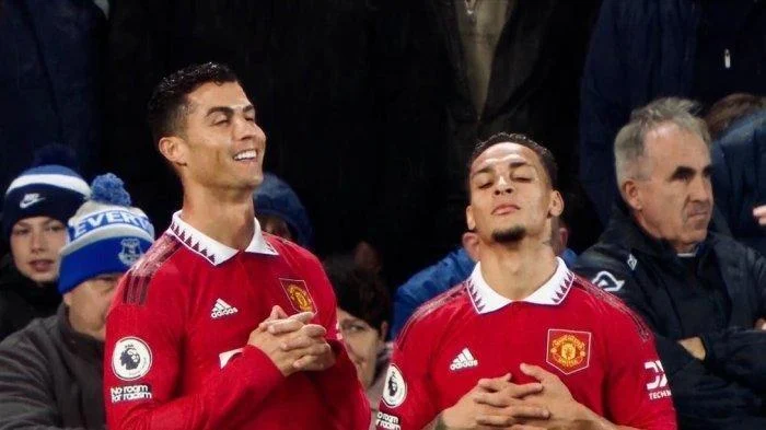 Ronaldo dan Davies, Dua Wajah Berbeda di Dunia Sepakbola