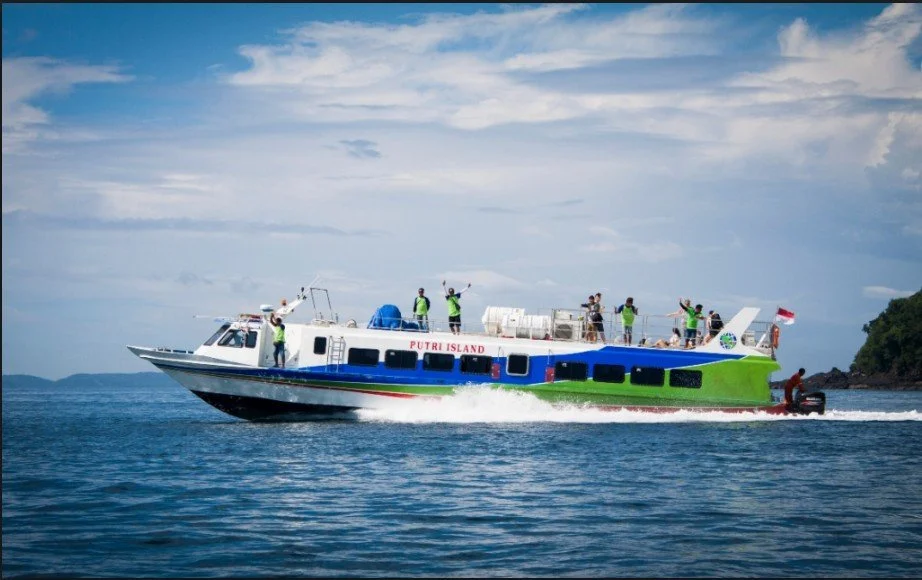 Selat Lombok: Pusat Perhatian Wisata dan Transportasi