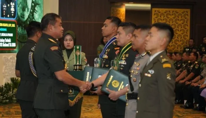 Teddy Indra Wijaya Raih Penghargaan Penulis Taskap Terbaik di Seskoad 2026