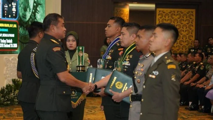 Teddy Indra Wijaya Raih Penghargaan Penulis Taskap Terbaik di Seskoad 2026