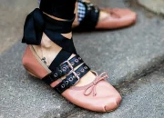Tren Fashion Terbaru: Dari Sepatu Flat hingga Sooty Eyeliner
