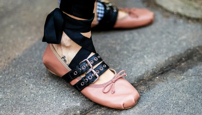 Tren Fashion Terbaru: Dari Sepatu Flat hingga Sooty Eyeliner
