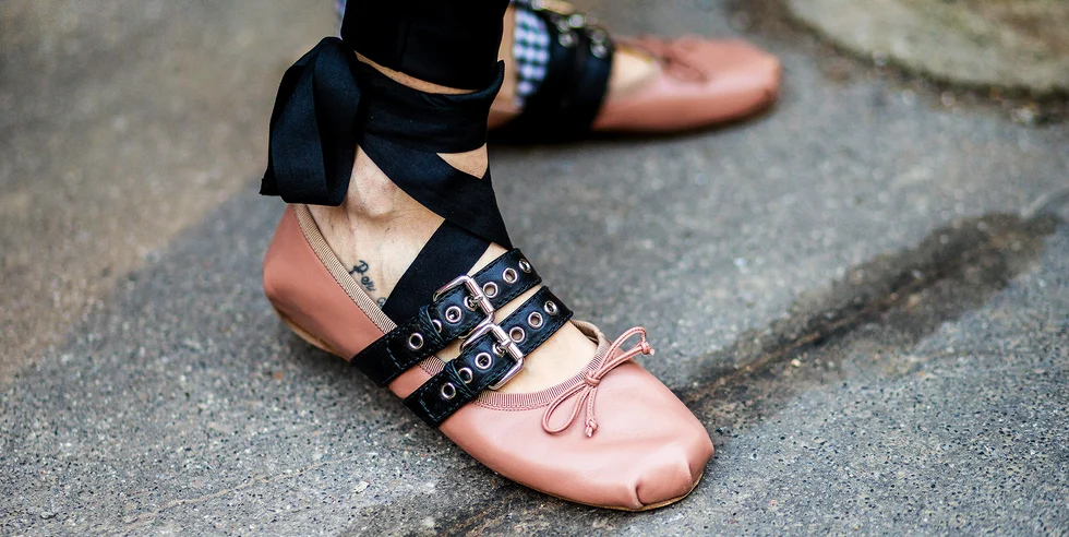 Tren Fashion Terbaru: Dari Sepatu Flat hingga Sooty Eyeliner