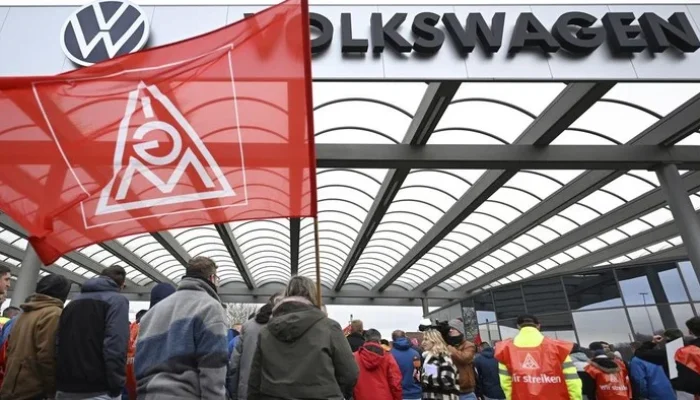Volkswagen Berencana Mengurangi 100.000 Pekerja dan Menutup Empat Pabrik di Jerman
