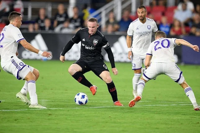 Wayne Rooney Ramalkan Persaingan Premier League 2026/27: Empat Tim Kuat Bakal Bersaing