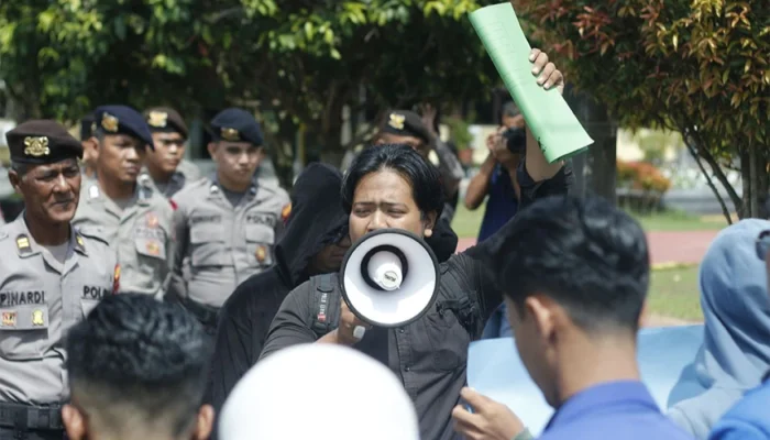 Bolivar: Dari Kasus Pelecehan Anak hingga Pertandingan Sepak Bola yang Menentukan