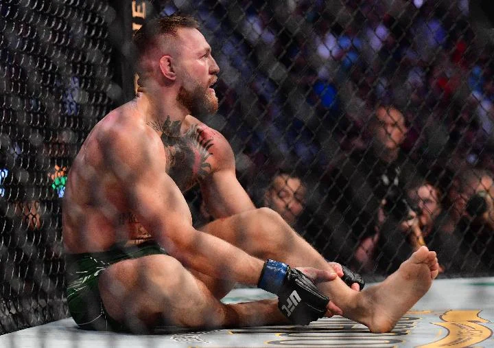 Conor McGregor Mengalami Cedera Lutut di UFC 329, Apakah Ia Akan Kembali?