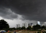Cuaca Ekstrem Mengancam Indonesia: Hujan, Angin Kencang, dan Karhutla
