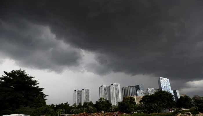 Cuaca Ekstrem Mengancam Indonesia: Hujan, Angin Kencang, dan Karhutla