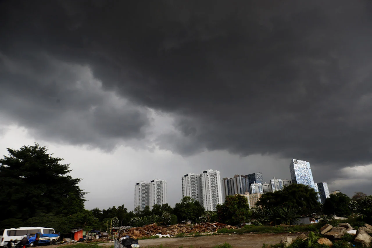 Cuaca Ekstrem Mengancam Indonesia: Hujan, Angin Kencang, dan Karhutla