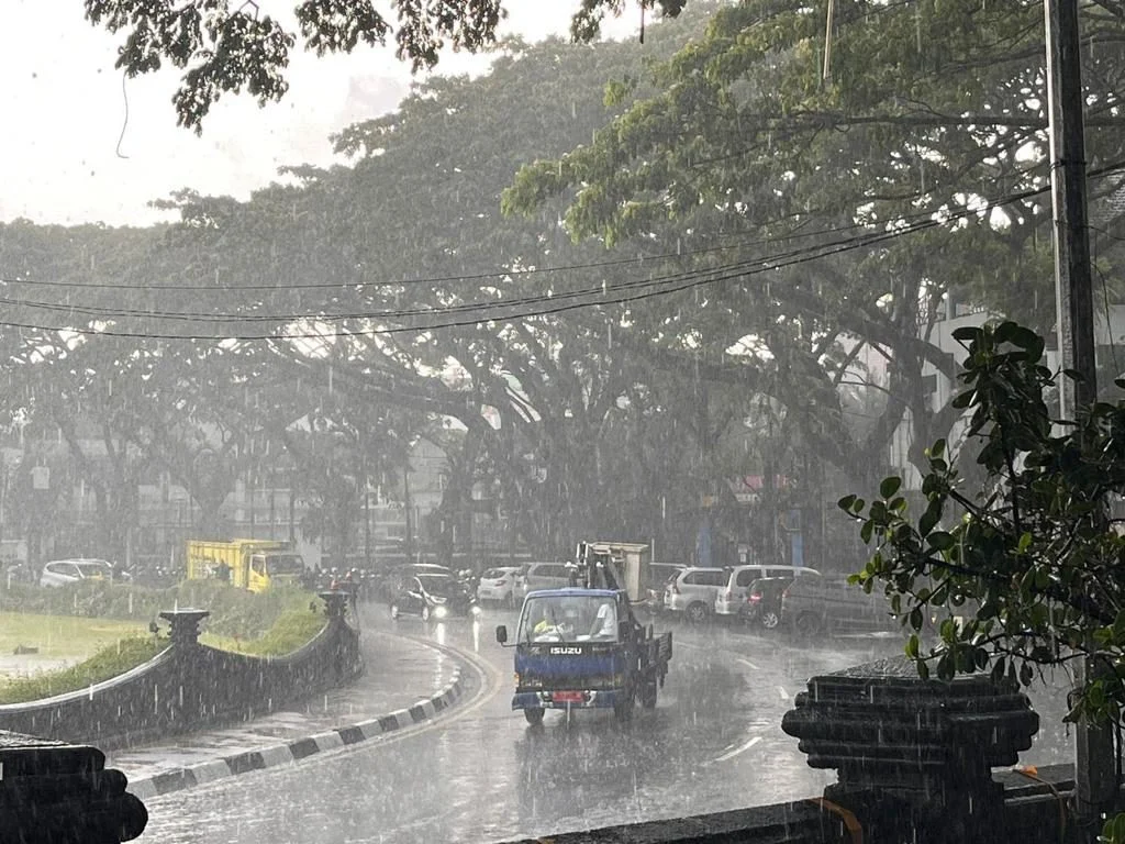 Cuaca Jawa Timur Hari Ini: Hujan Ringan di Sumenep dan Kota Batu, Suhu Malang Mencapai 14°C