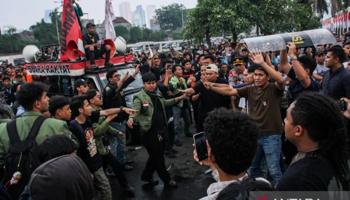 Demo Hari Ini di Jakarta: Ratusan Personel Kawal Aksi Unjuk Rasa