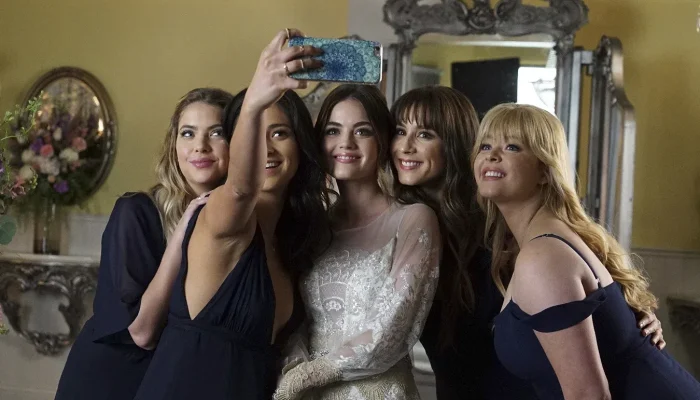 Dunia Hiburan Berkabung: Kematian Sam Neill dan Reuni Pretty Little Liars