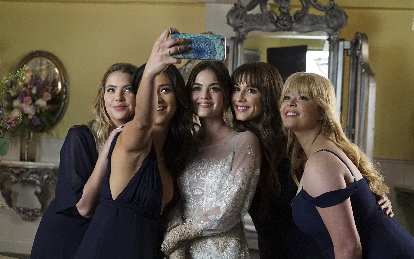 Dunia Hiburan Berkabung: Kematian Sam Neill dan Reuni Pretty Little Liars