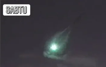 Fenomena Meteor Jatuh di Langit Jawa: Cahaya Hijau Kebiruan yang Menghebohkan