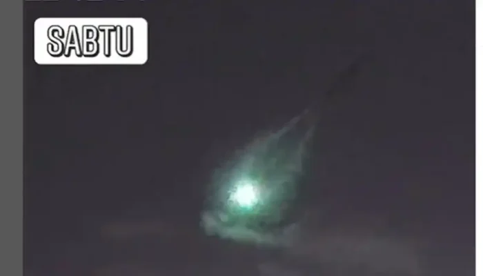 Fenomena Meteor Jatuh di Langit Jawa: Cahaya Hijau Kebiruan yang Menghebohkan