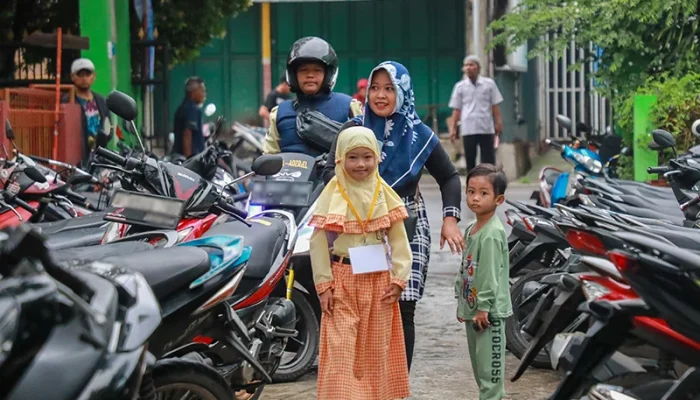 Geng Motor Bersajam dan Fenomena Ayah Mengantar Anak di Hari Pertama Sekolah: Dua Sisi Berbeda dari Masyarakat