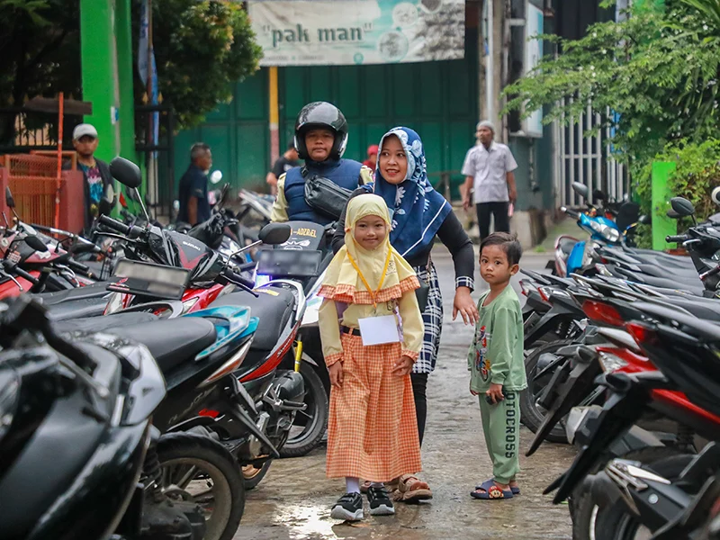 Geng Motor Bersajam dan Fenomena Ayah Mengantar Anak di Hari Pertama Sekolah: Dua Sisi Berbeda dari Masyarakat