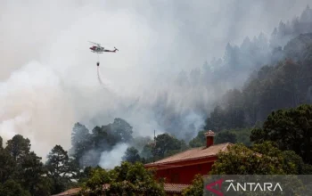Graham Platner Mundur dari Pemilu Senat, Spanyol Dilanda Kebakaran Hutan, dan Helikopter Militer Terlibat dalam Insiden di Pantai