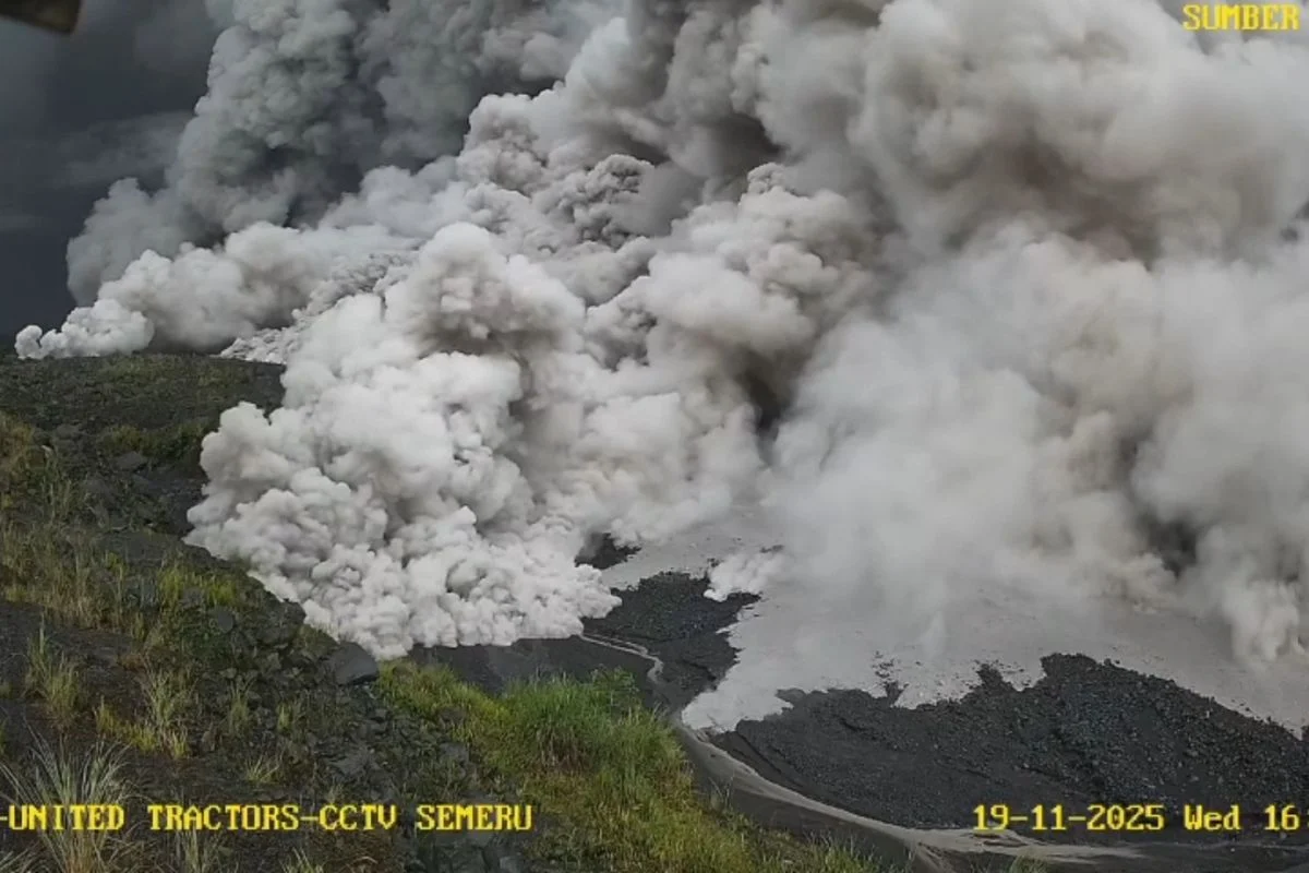 Gunung Semeru Erupsi: Ancaman Kebakaran dan Awan Panas Guguran