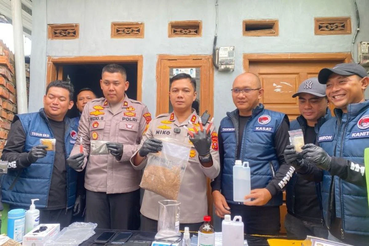 HJK Terlibat Dalam Kasus Narkotika Golongan I, Polisi Ungkap Praktik Pembuatan Tembakau Sintetis