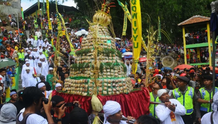 Jadwal Sholat Jumat dan Informasi Lainnya: Tradisi Sebar Apem Yaa Qowiyyu Klaten 2026